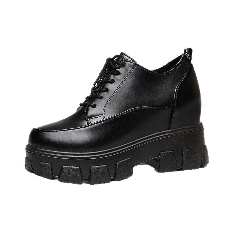 Damen Plateausneaker mit glänzender Oberfläche und robustem Sohlenprofil