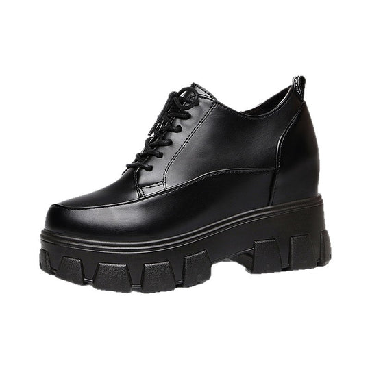Damen Plateausneaker mit glänzender Oberfläche und robustem Sohlenprofil R&B