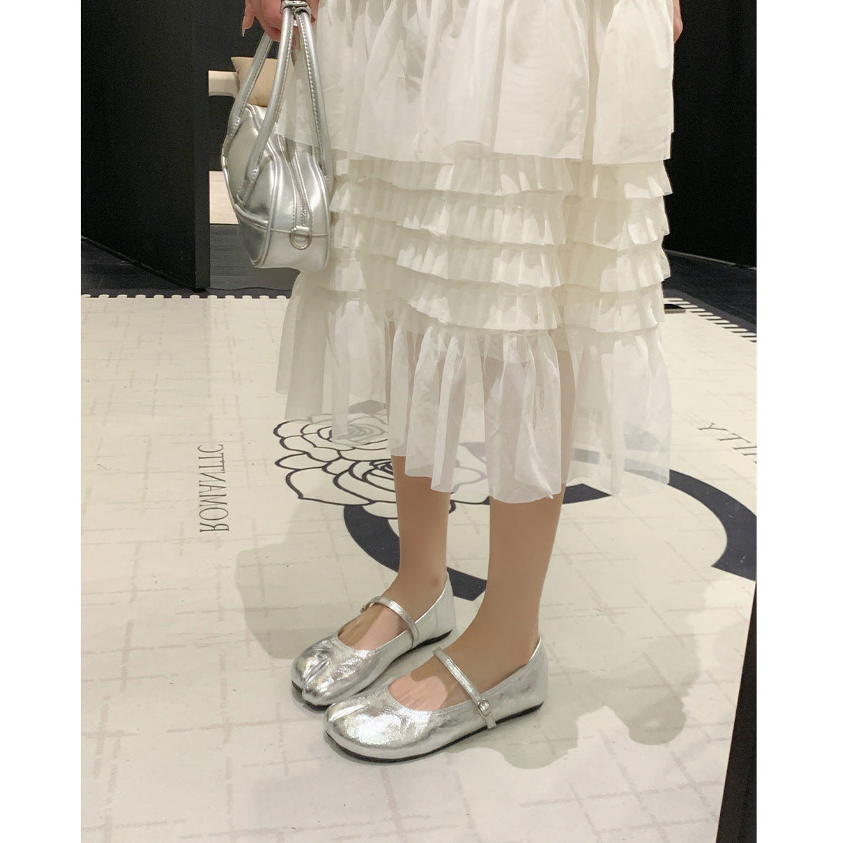 Damen Ballerinas mit schimmerndem Effekt und elegantem Riemen