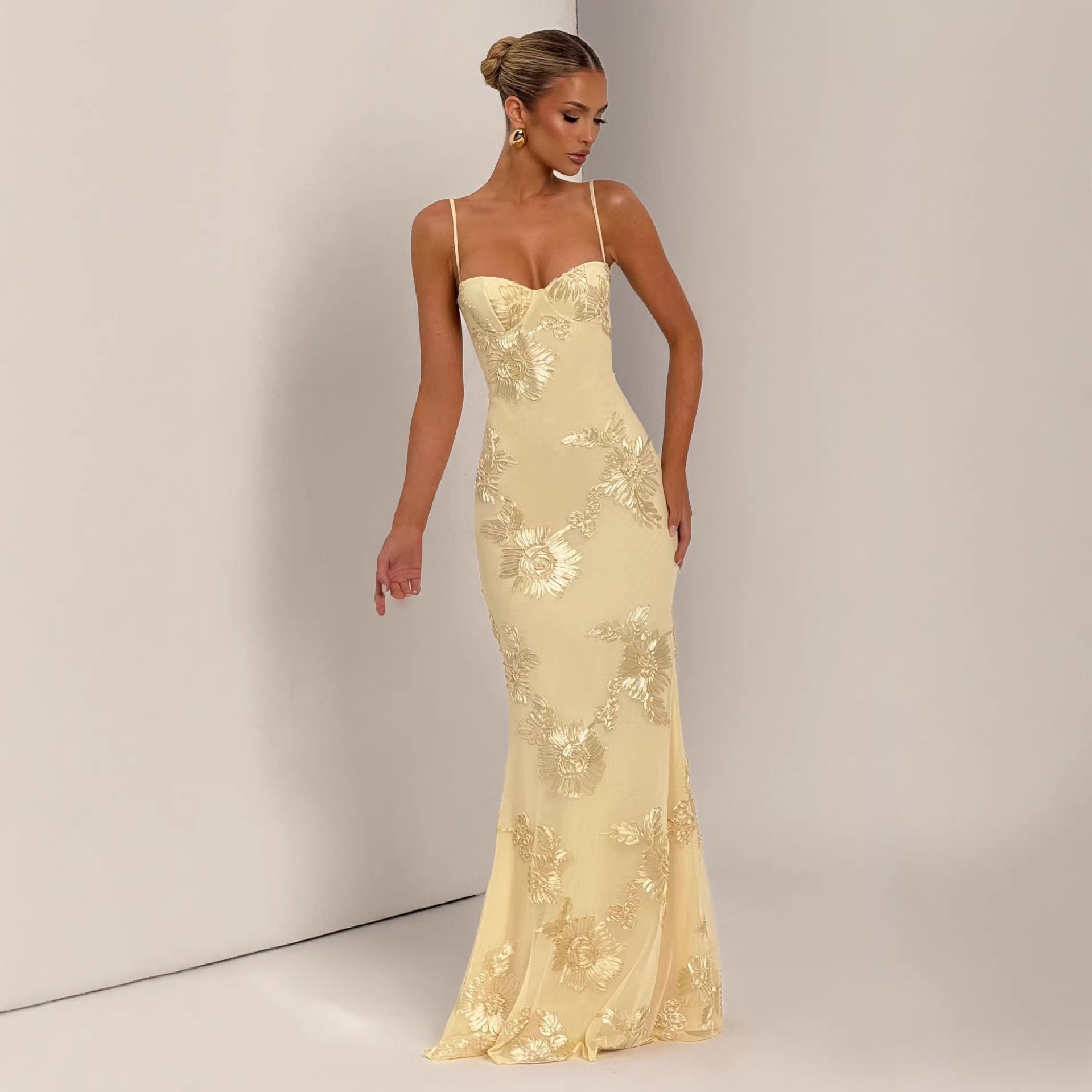 Damen Elegantes Abendkleid mit floralem Spitzenmotiv und tailliertem Schnitt R&B