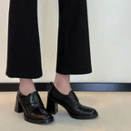 Damen Blockabsatz-Pumps mit doppeltem Riemchen und glänzender Oberflächenstruktur