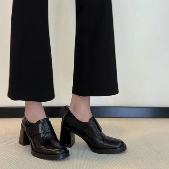 Damen Blockabsatz-Pumps mit doppeltem Riemchen und glänzender Oberflächenstruktur R&B