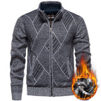 Herren Strickjacke mit modernem Zopfmuster und hohem Kragen R&B
