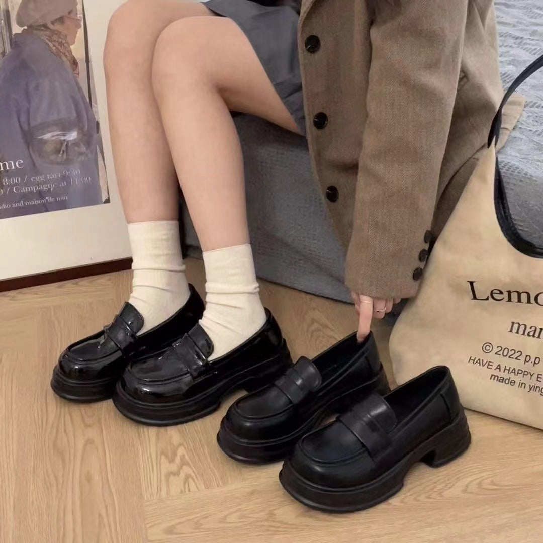 Damen modische Loafers aus glänzendem Material mit breitem Sohlenprofil R&B