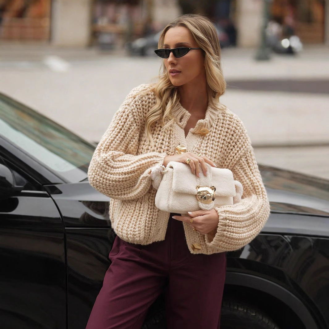 Damen strickige und warme Cardigan mit großen Taschen und goldenen Knöpfen R&B