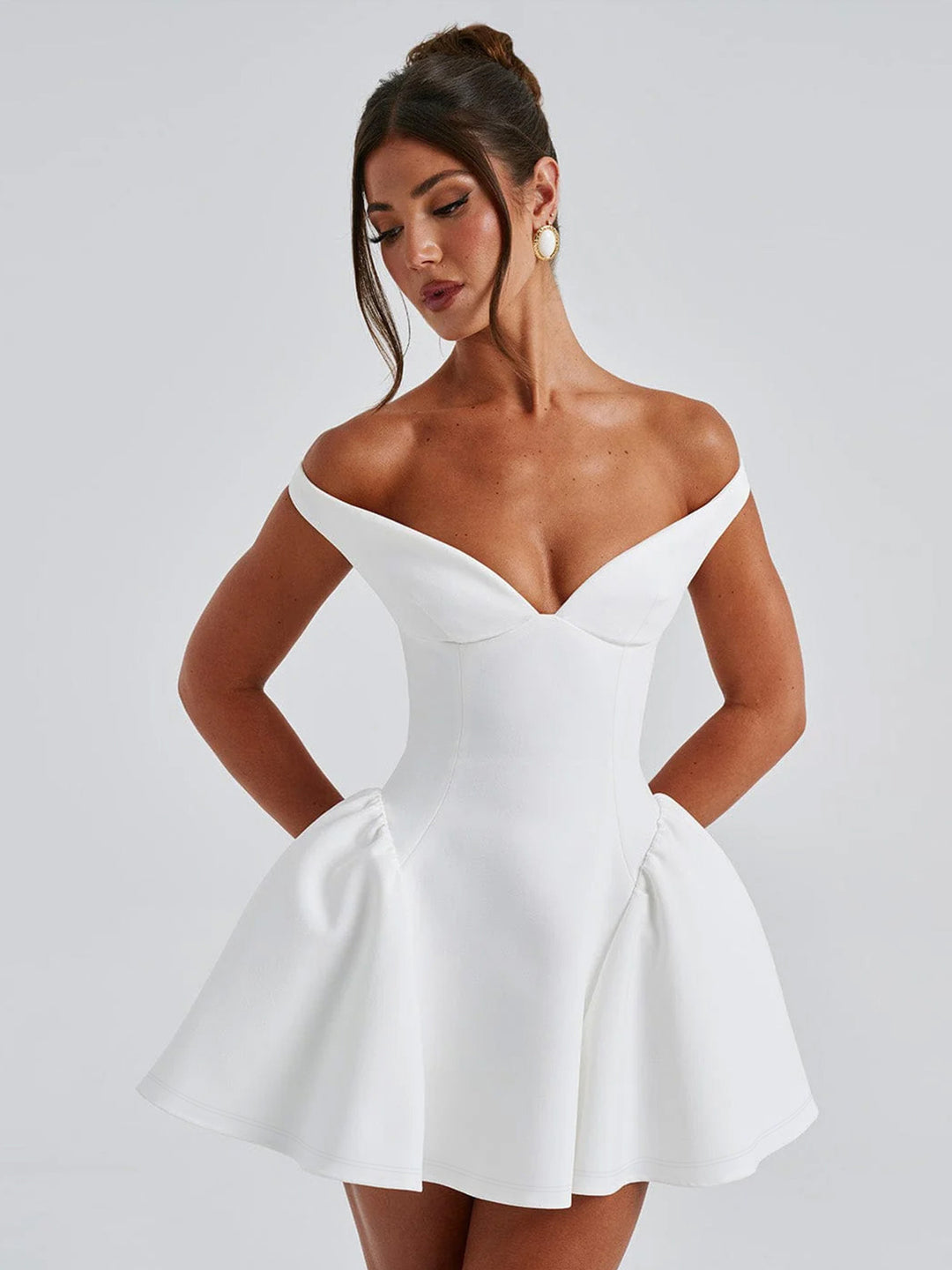 Damen Kleid mit verführerischem V-Ausschnitt und schwingendem Rock R&B