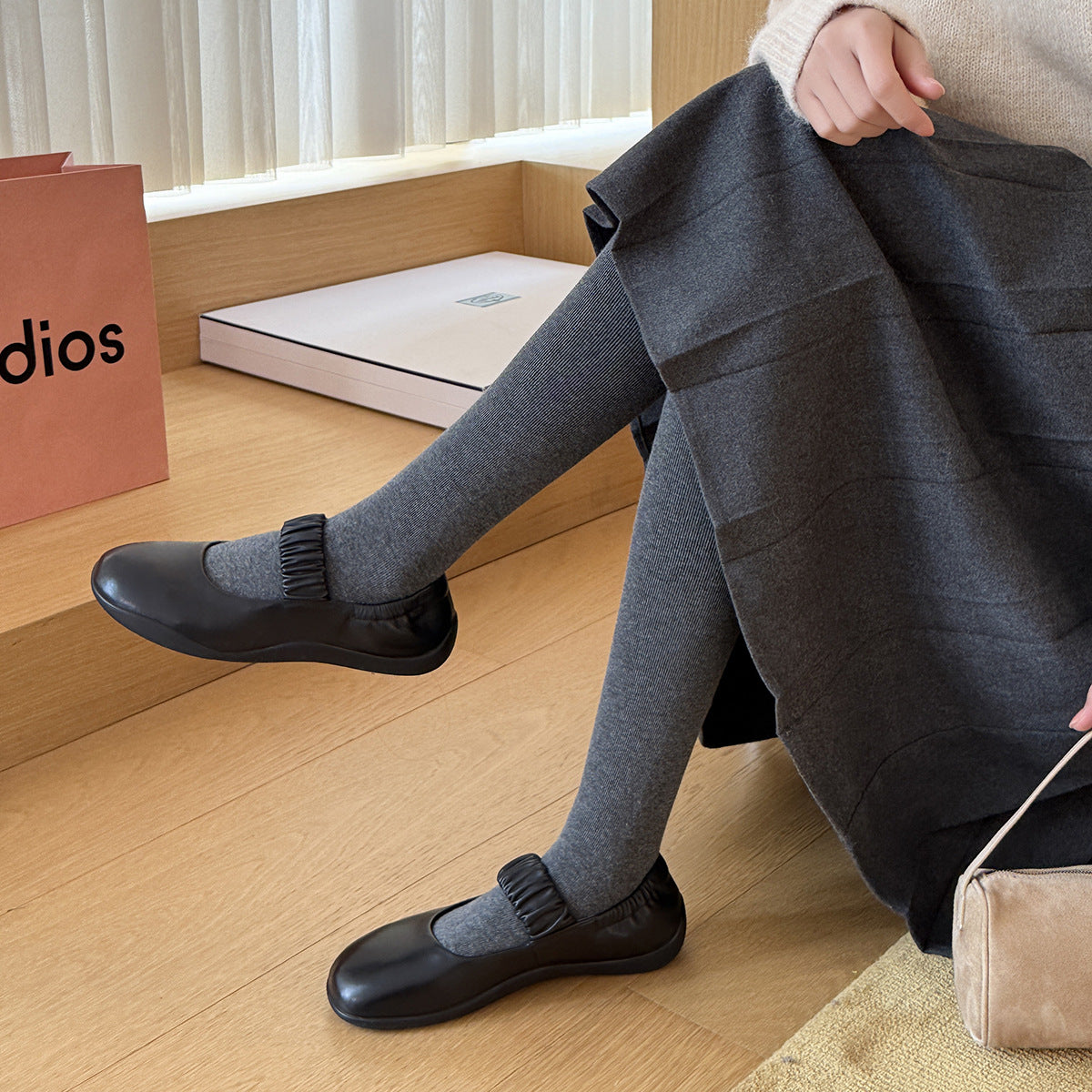 Damen Ballerinas mit innovativem Riemchen und elastischem Abschluss R&B