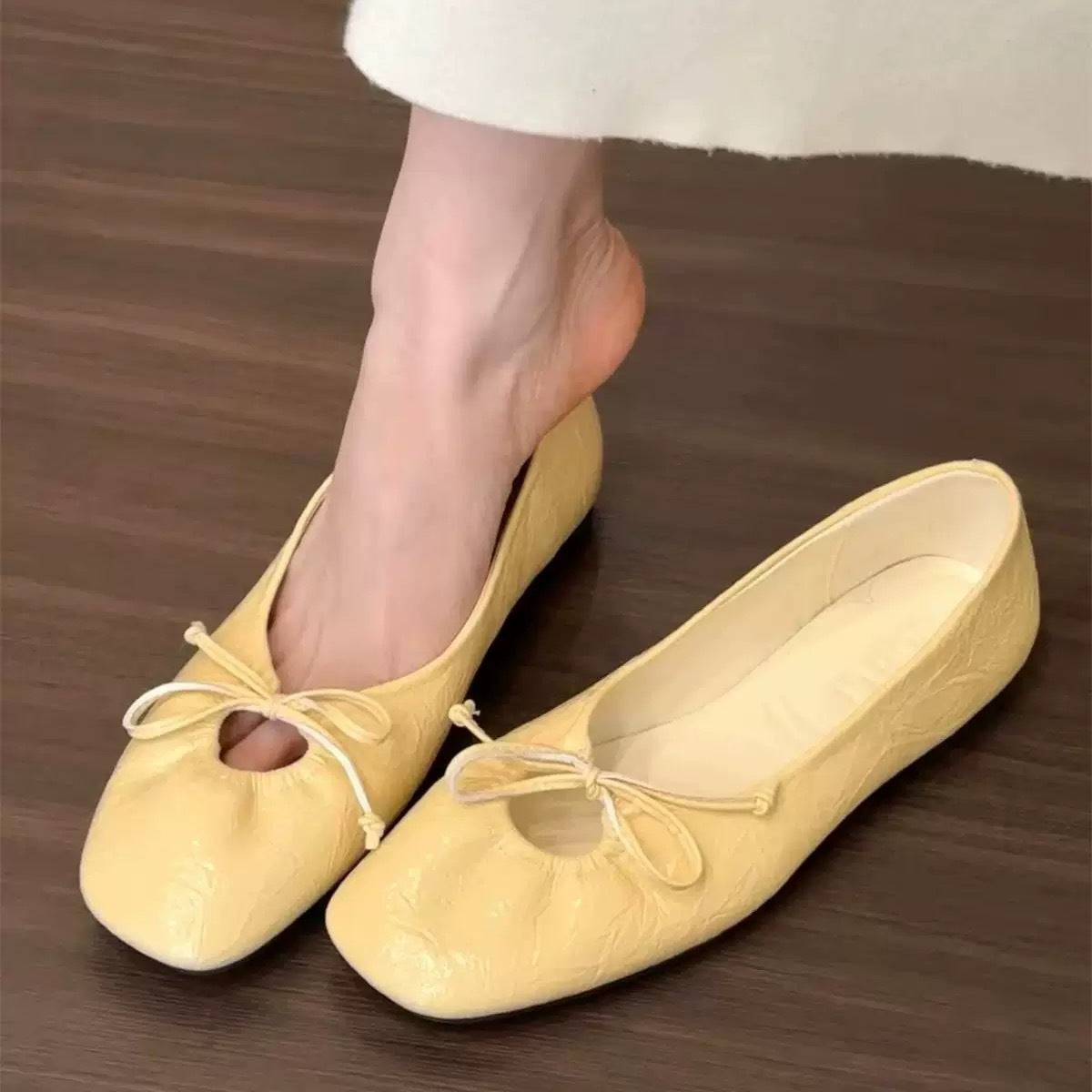 Damen elegante Ballerinas mit geschmeidigem Glanz und dekorativem Schleifchen