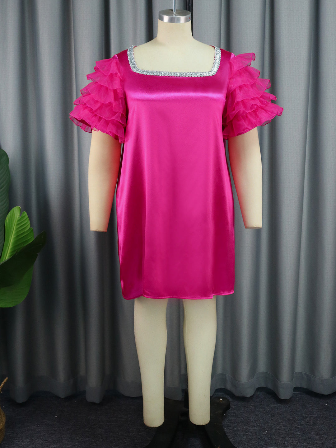 Damen festliches Minikleid mit voluminösen Rüschensäumen und glitzerndem Ausschnitt R&B