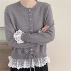 Damen Strickjacke mit Rüschensaum und Perlenknöpfen