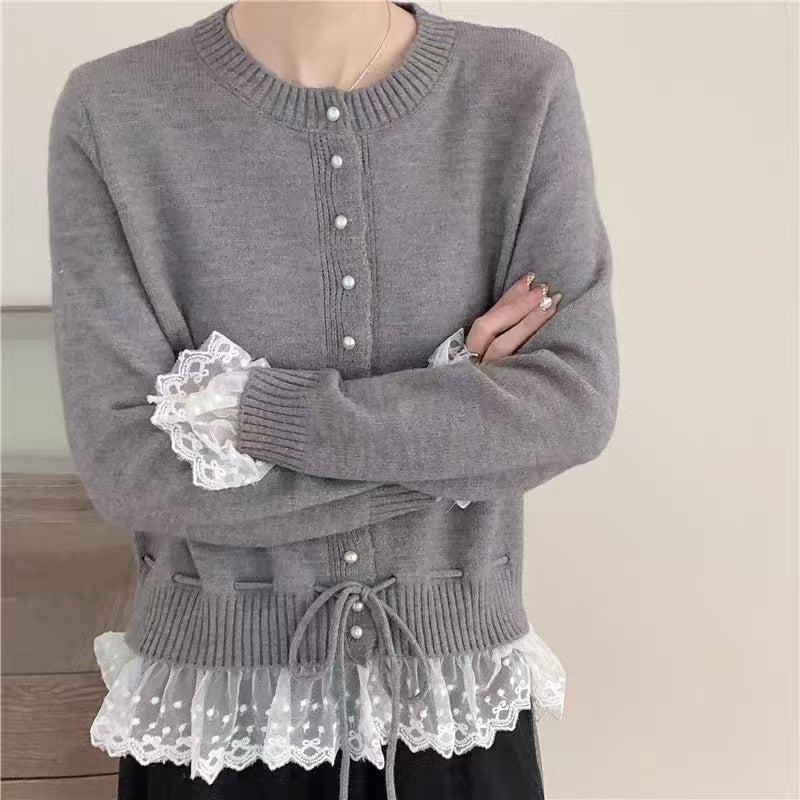 Damen Strickjacke mit Rüschensaum und Perlenknöpfen