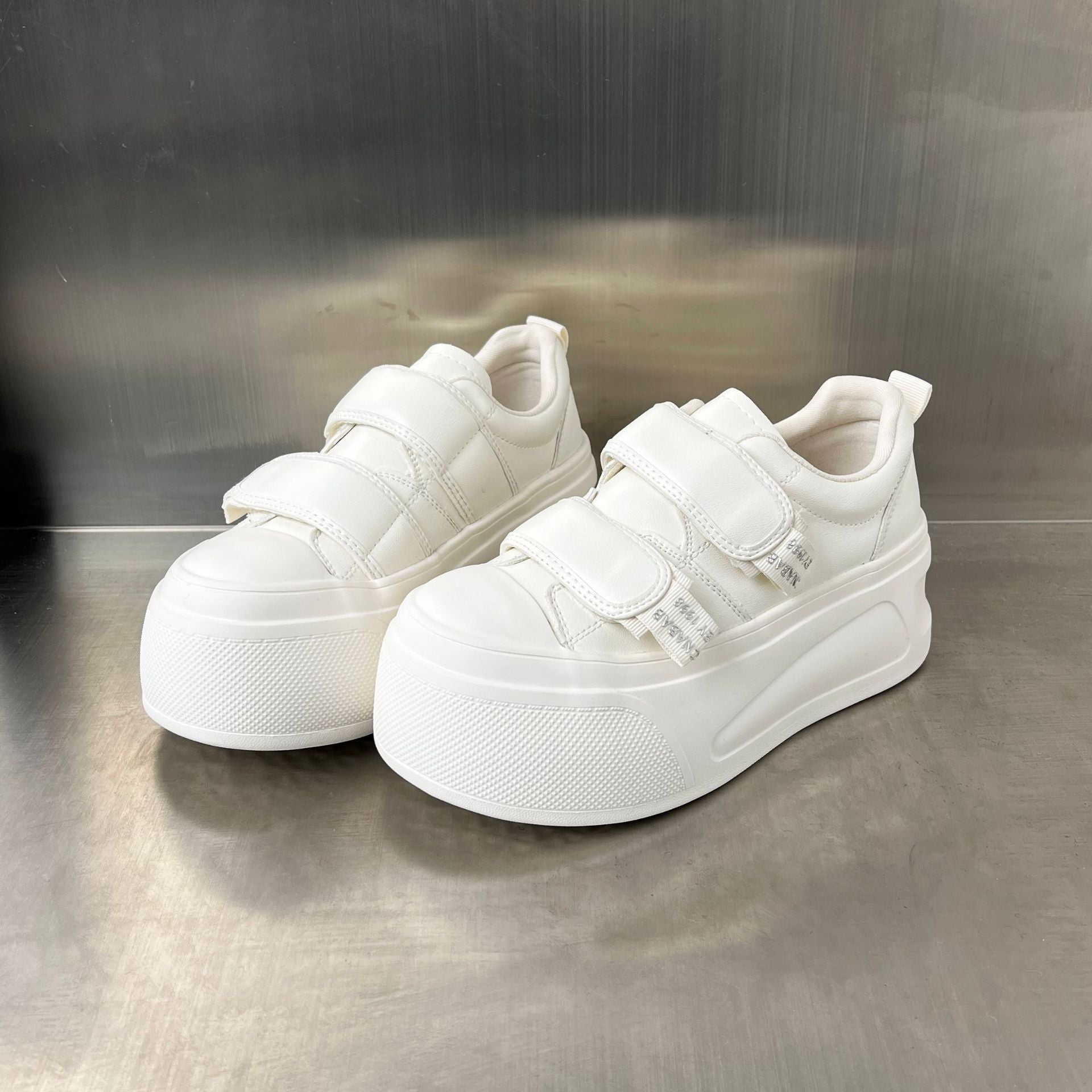 Damen Sneakers mit praktischem Klettverschluss und trendiger Plateausohle R&B
