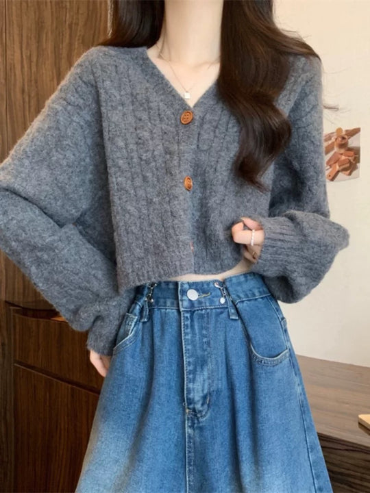 Damen Modischer kurz geschnittener Strick-Cardigan mit Zopfmuster und Knopfdetail R&B