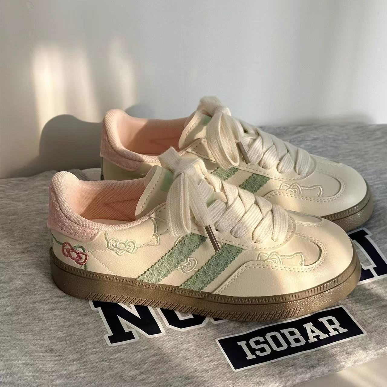 Damen Sneaker mit floralen Applikationen und elastischen Schnürsenkeln R&B