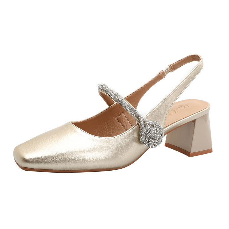Damen Slingback-Pumps mit elegantem Glanz und dekorativem Riemen