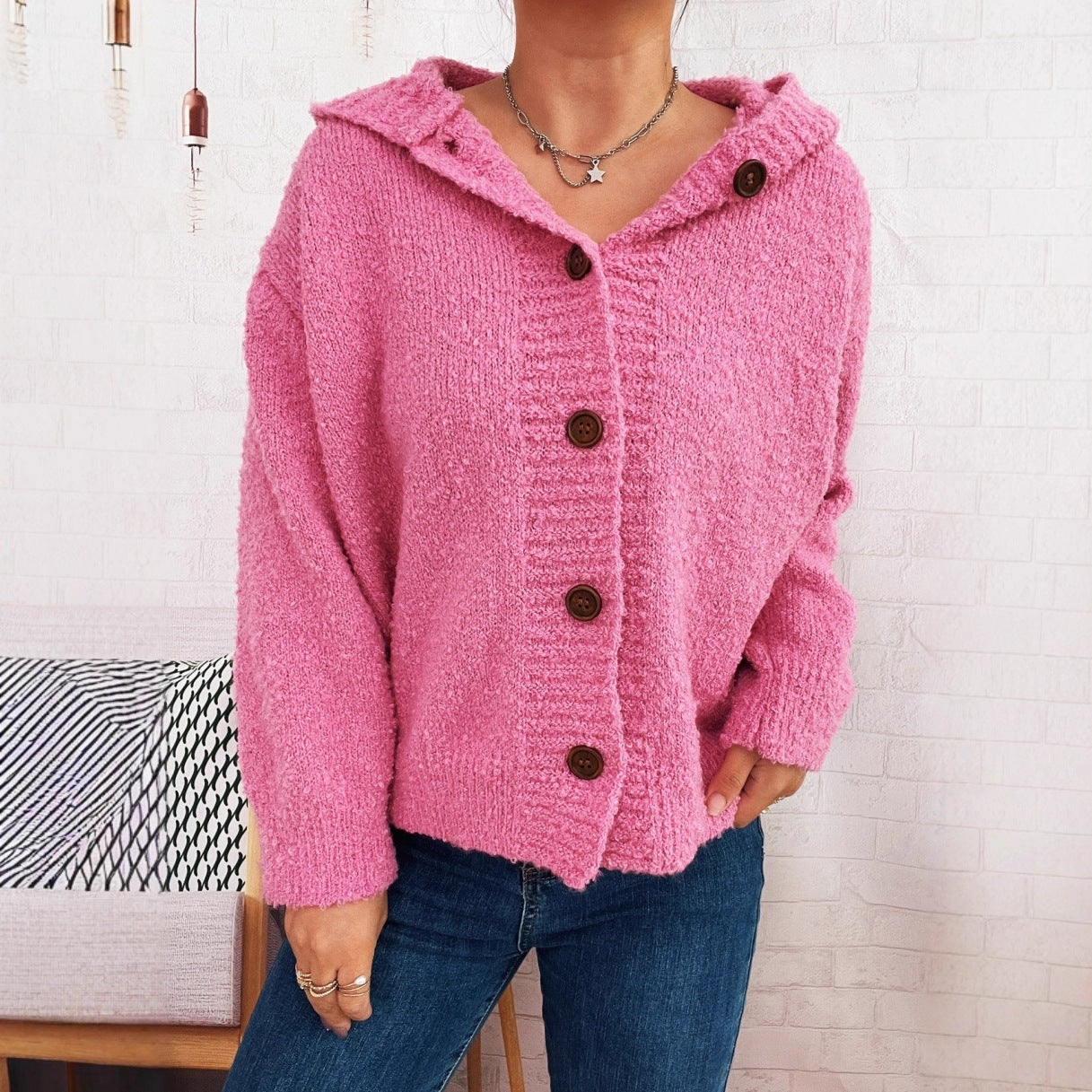 Damen kuschelige Strickjacke mit Kapuze und Knopfdetails R&B
