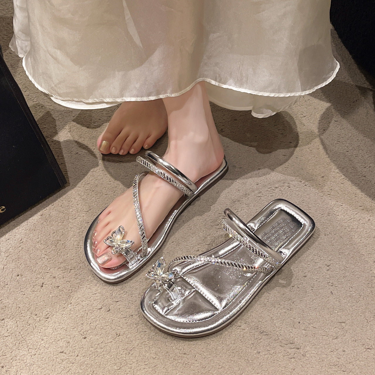 Damen Elegante und funkelnde Badesandalen mit Schmetterlingsapplikation EB