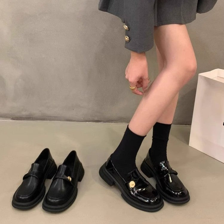 Damen elegante Lackleder-Mokassins mit goldener Schnallenverzierung R&B