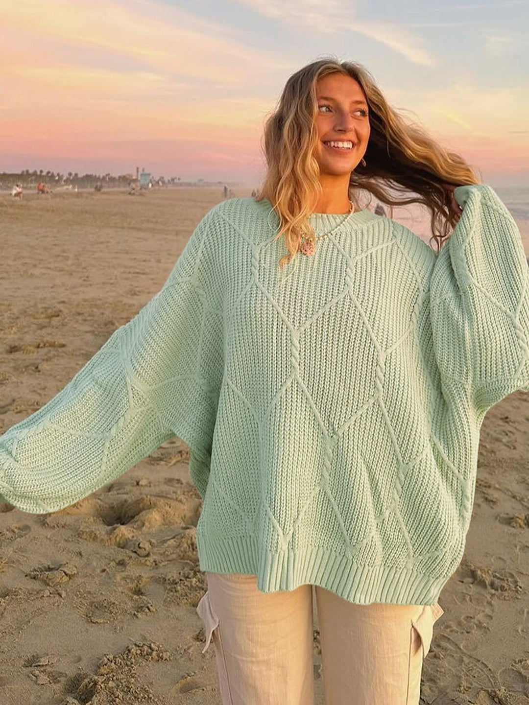 Damen Grobstrickpullover mit asymmetrischem Schnitt und weitem Bund R&B