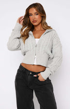 Damen cropped Strickjacke mit detailliertem Zopfmuster und hohem Kragen R&B