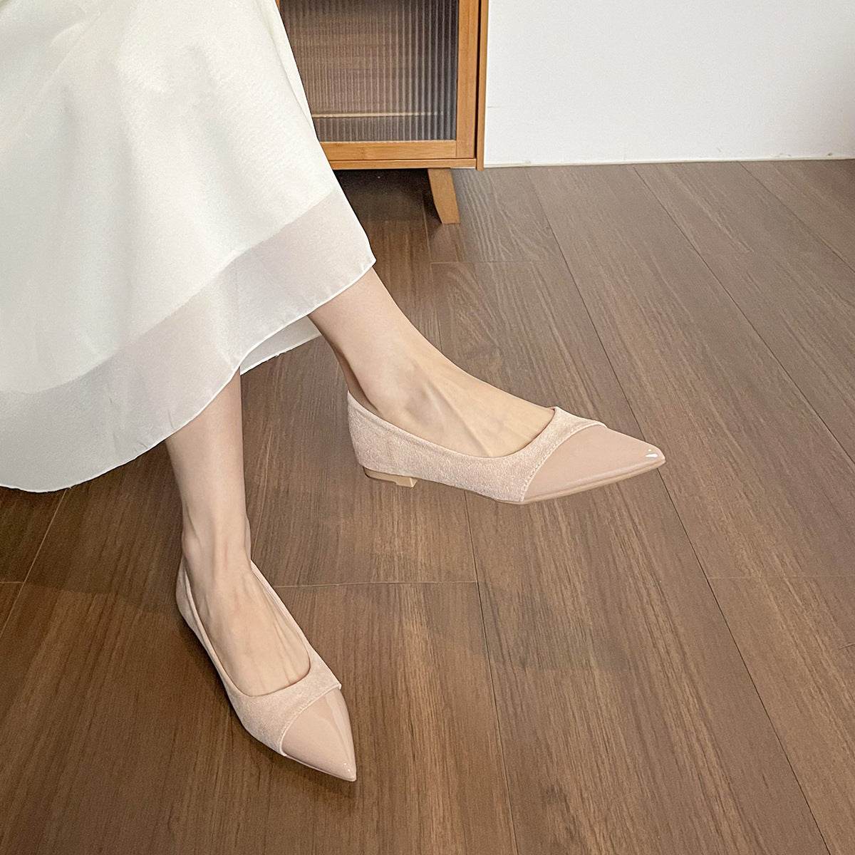 Damen spitze Ballerinas mit elegantem Veloursleder und glänzender Lackeinfassung