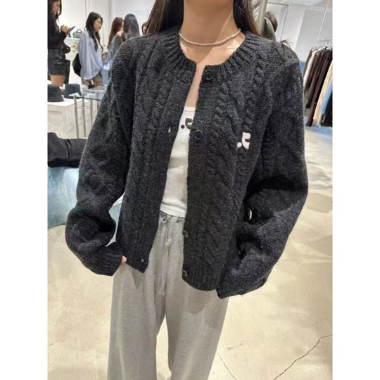 Damen Grobstrickjacke mit elegantem Zopfdesign und einzigartigen Knopfdetails R&B