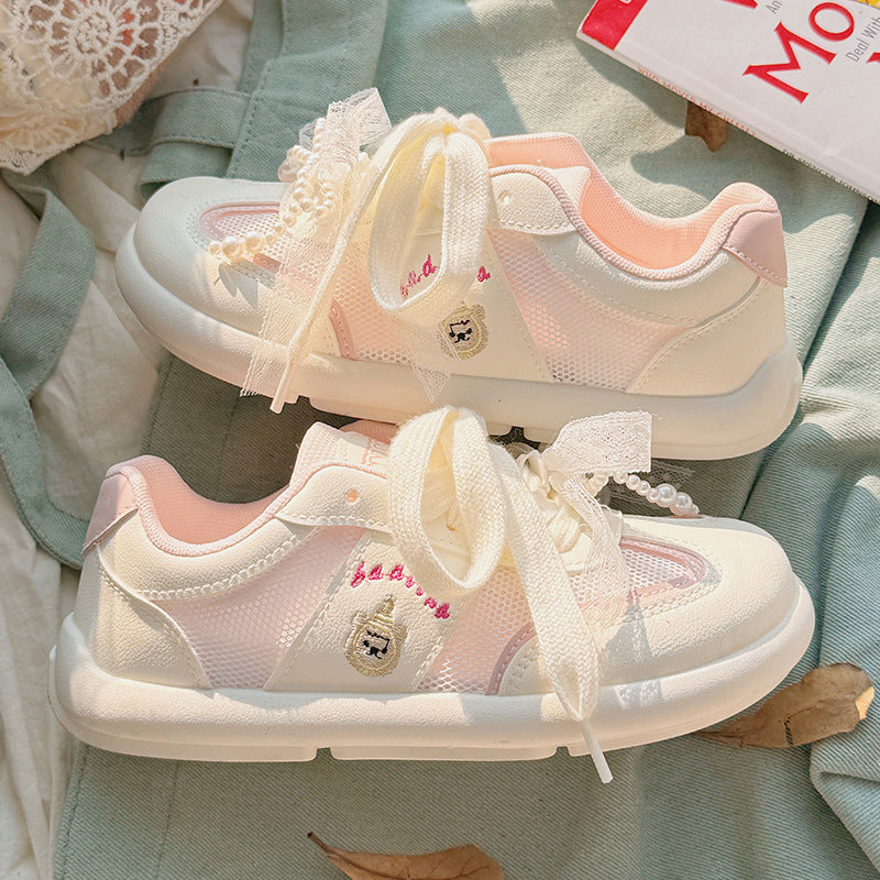 Damen Sneakers mit verspielten Rüschen und luftiger Mesh-Oberfläche