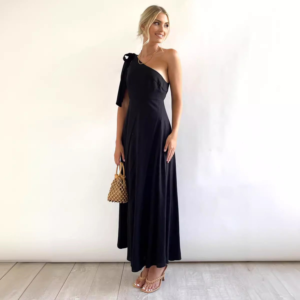 Damen Maxikleid mit asymmetrischem Ausschnitt und eleganter Schulterpartie R&B