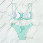 Damen Bikini-Set mit modernen Rüschendetails und elegantem goldenen Akzent