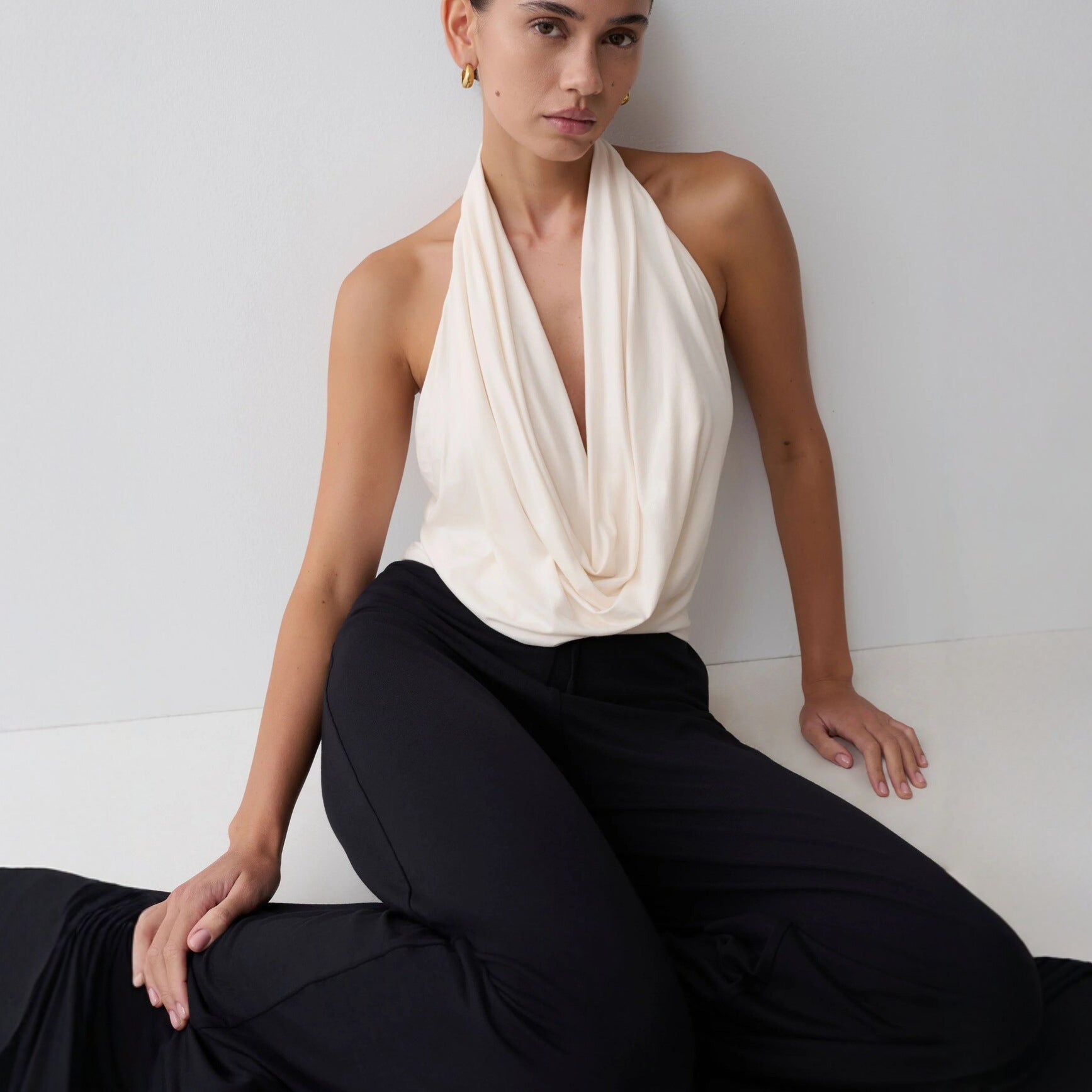 Damen Elegantes Halterneck-Top mit fließendem Stoff und tiefem Ausschnitt R&B