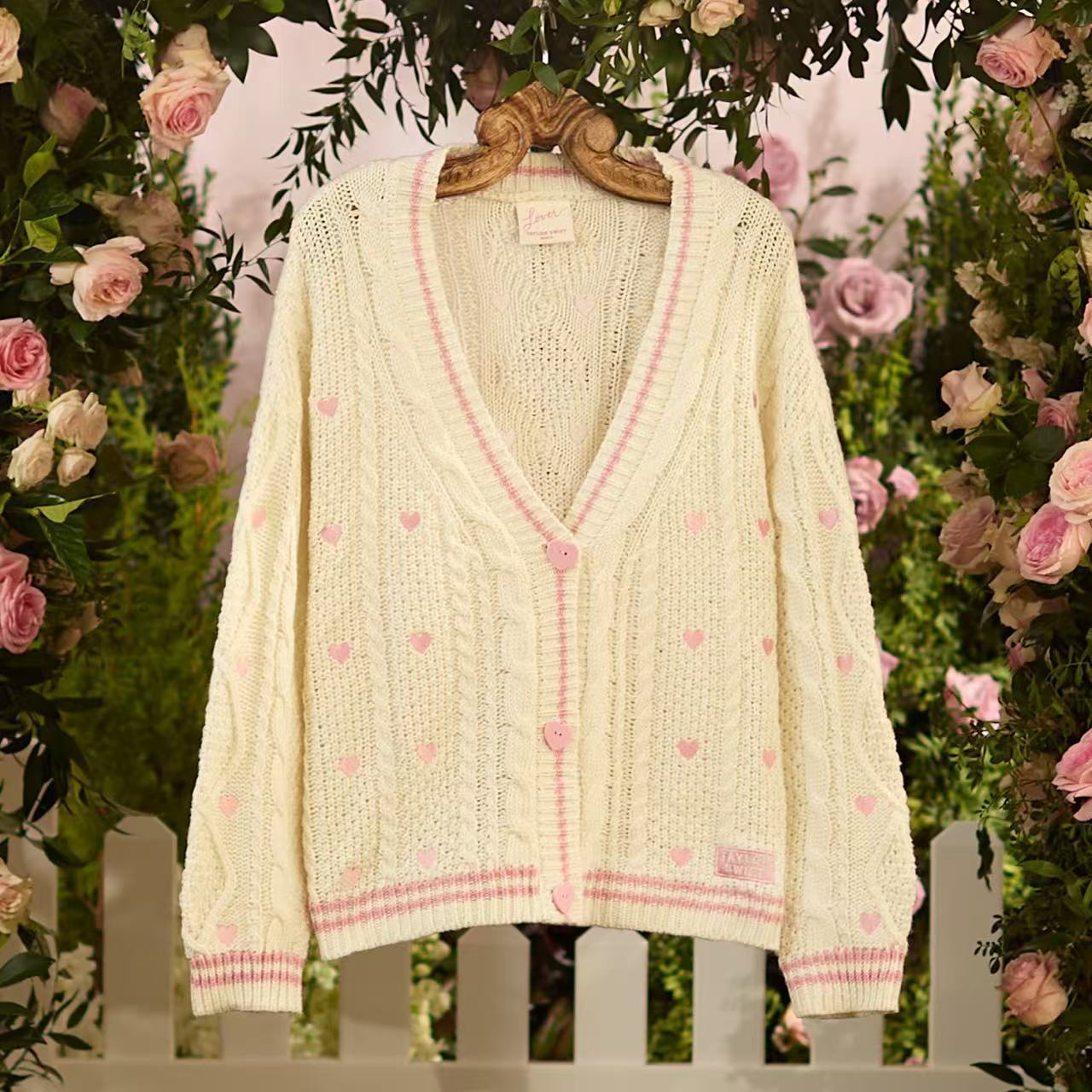 Damen nan grob gestrickter V-Ausschnitt-Cardigan mit Herzapplikationen und dekorativen Herzknöpfen R&B
