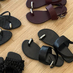 Damen elegante Zehentrenner-Sandalen mit modischen Riemen und metallic Akzent R&B