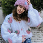 Damen Kuscheliger Strickjacke mit fröhlichem Erdbeermuster und Knopfdetails R&B