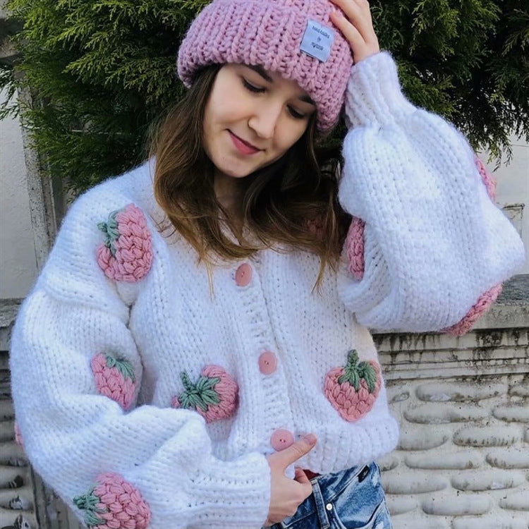 Damen Kuscheliger Strickjacke mit fröhlichem Erdbeermuster und Knopfdetails R&B