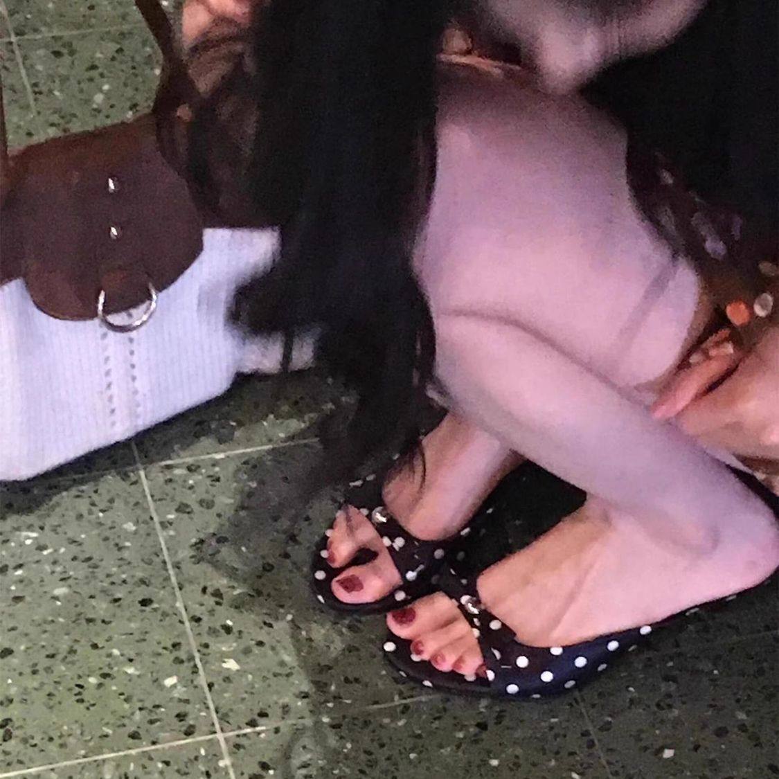 Damen modische Pantolette mit Punkten und dekorativem Riemen R&B