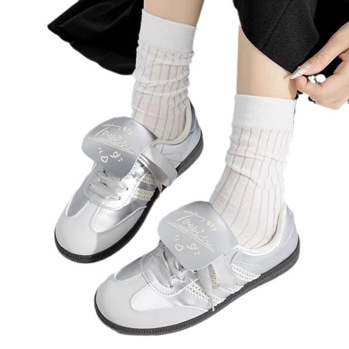 Damen Sneaker mit glänzendem Obermaterial und einzigartigem Design