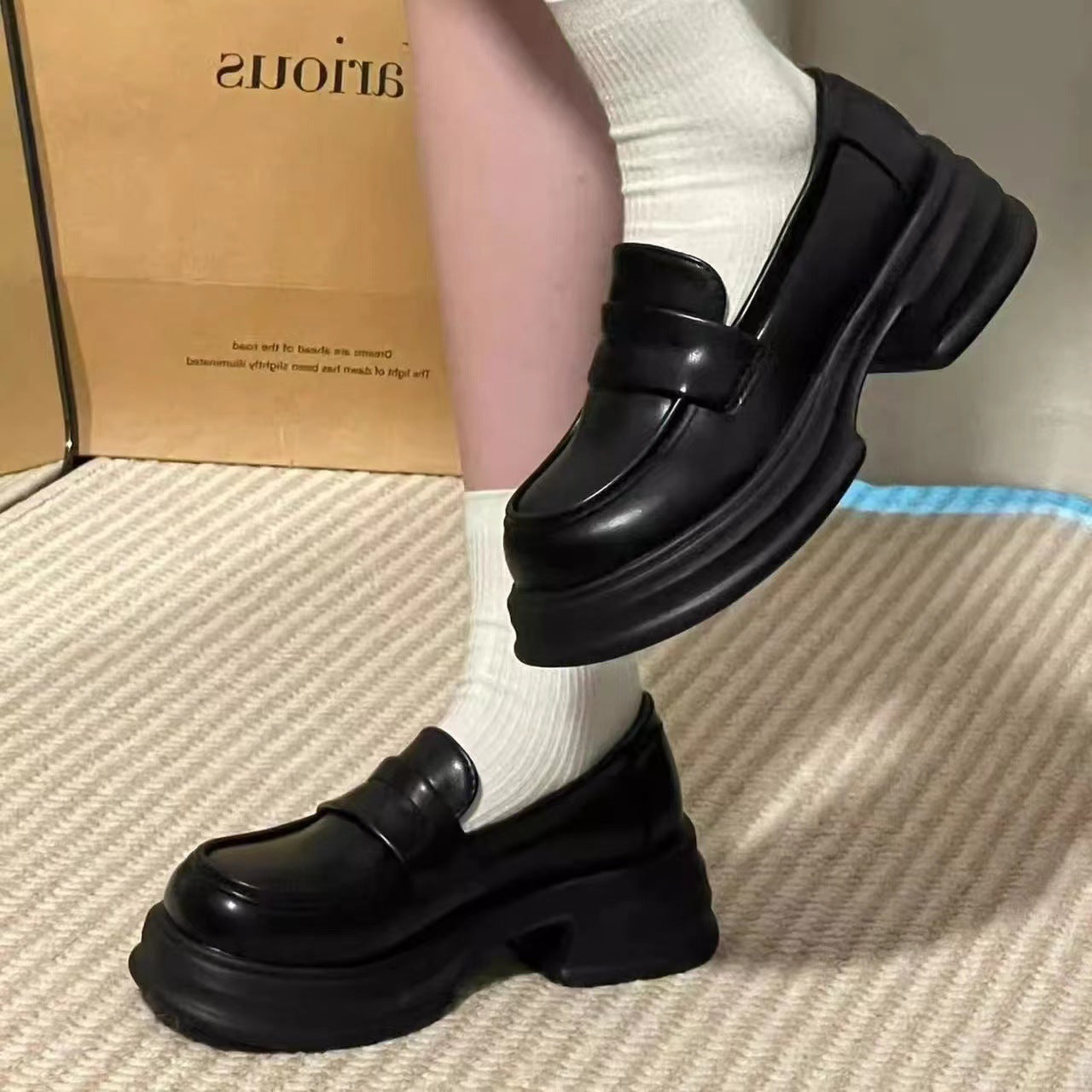 Damen modische Loafers aus glänzendem Material mit breitem Sohlenprofil R&B
