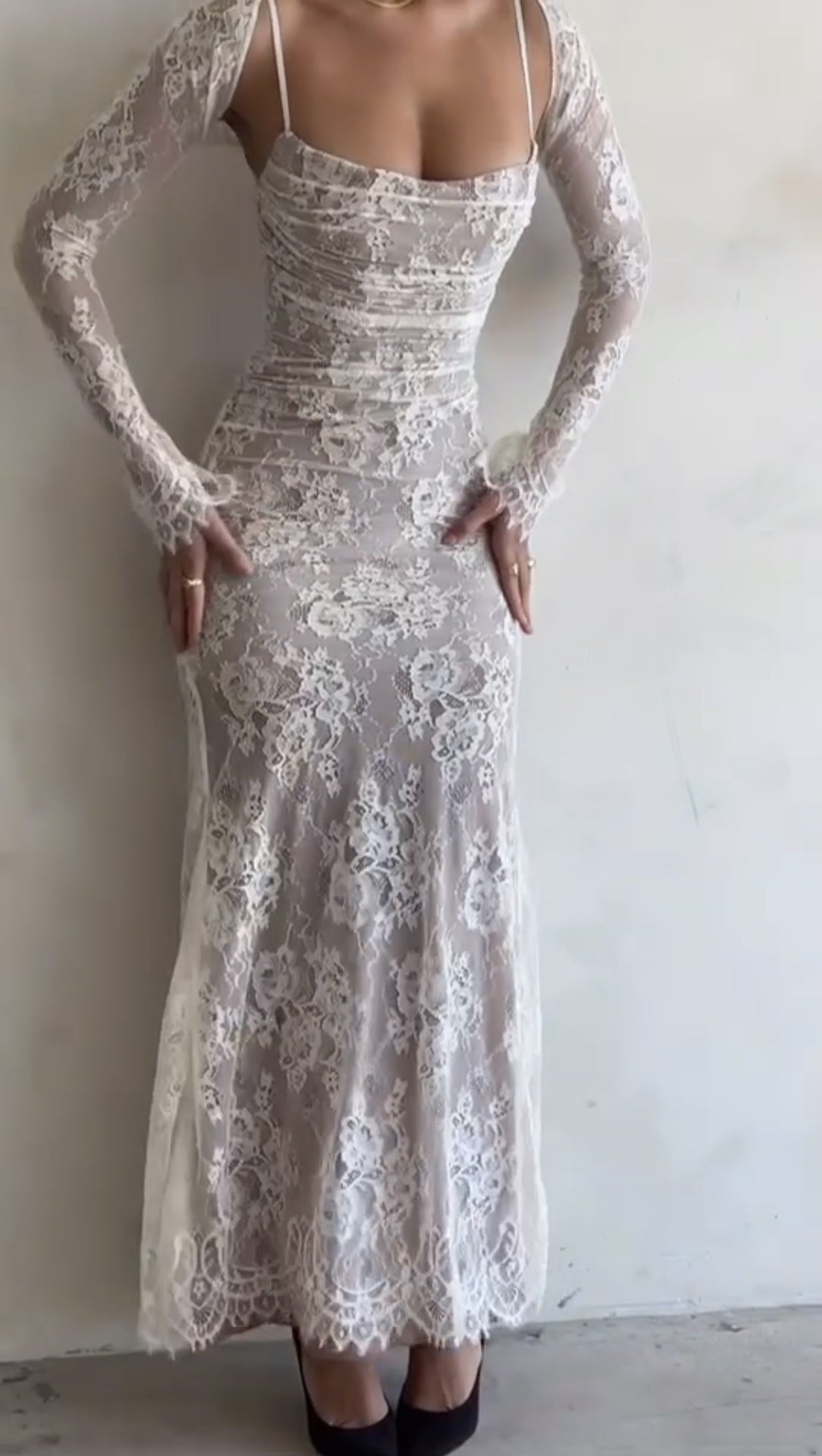 Damen Maxikleid aus zarter Spitze mit langen Ärmeln
