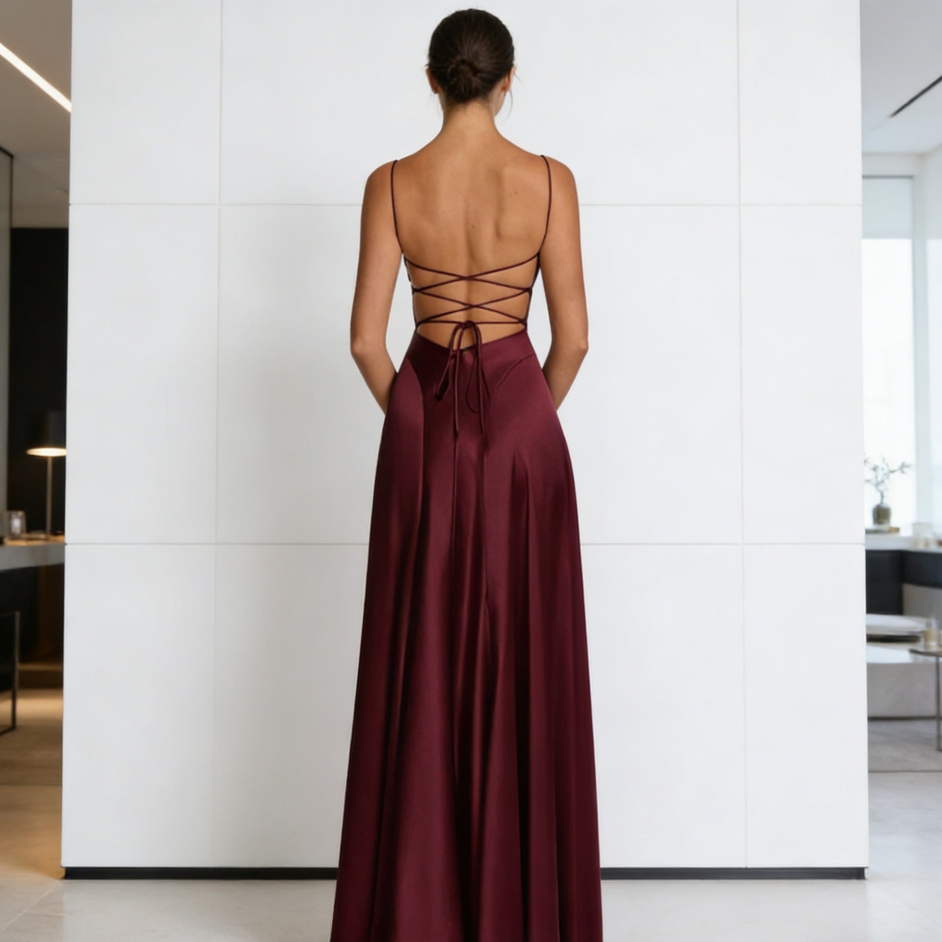Damen Elegantes satin Abendkleid mit tailliertem Schnitt und schmalen Trägern R&B