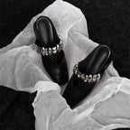 Damen Mules mit glamourösen Nieten und glänzender Oberfläche