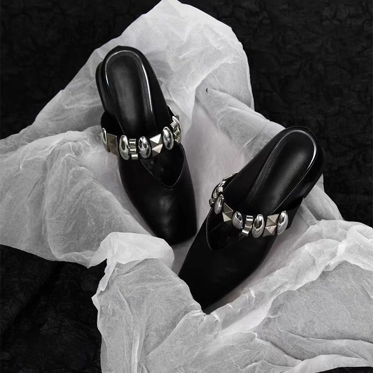 Damen Mules mit glamourösen Nieten und glänzender Oberfläche