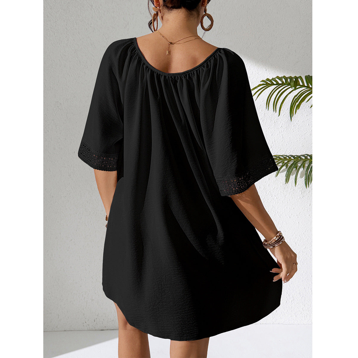 Damen Häkelstrandkleid mit elegantem V-Ausschnitt und luftigen Ärmeln R&B