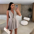 Damen elegantes Minikleid mit dekorativen Knopfdetails und schwingendem Rock R&B
