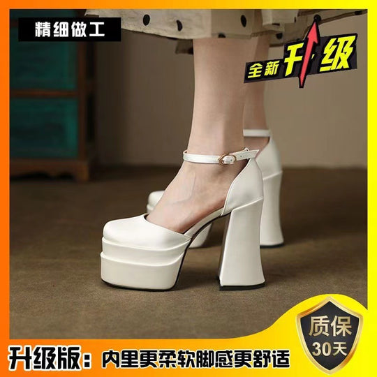 Damen nan Plateau-Sandalette mit skulpturellem Blockabsatz, quadratischer Zehenpartie und kristallbesetztem Knöchelriemen R&B