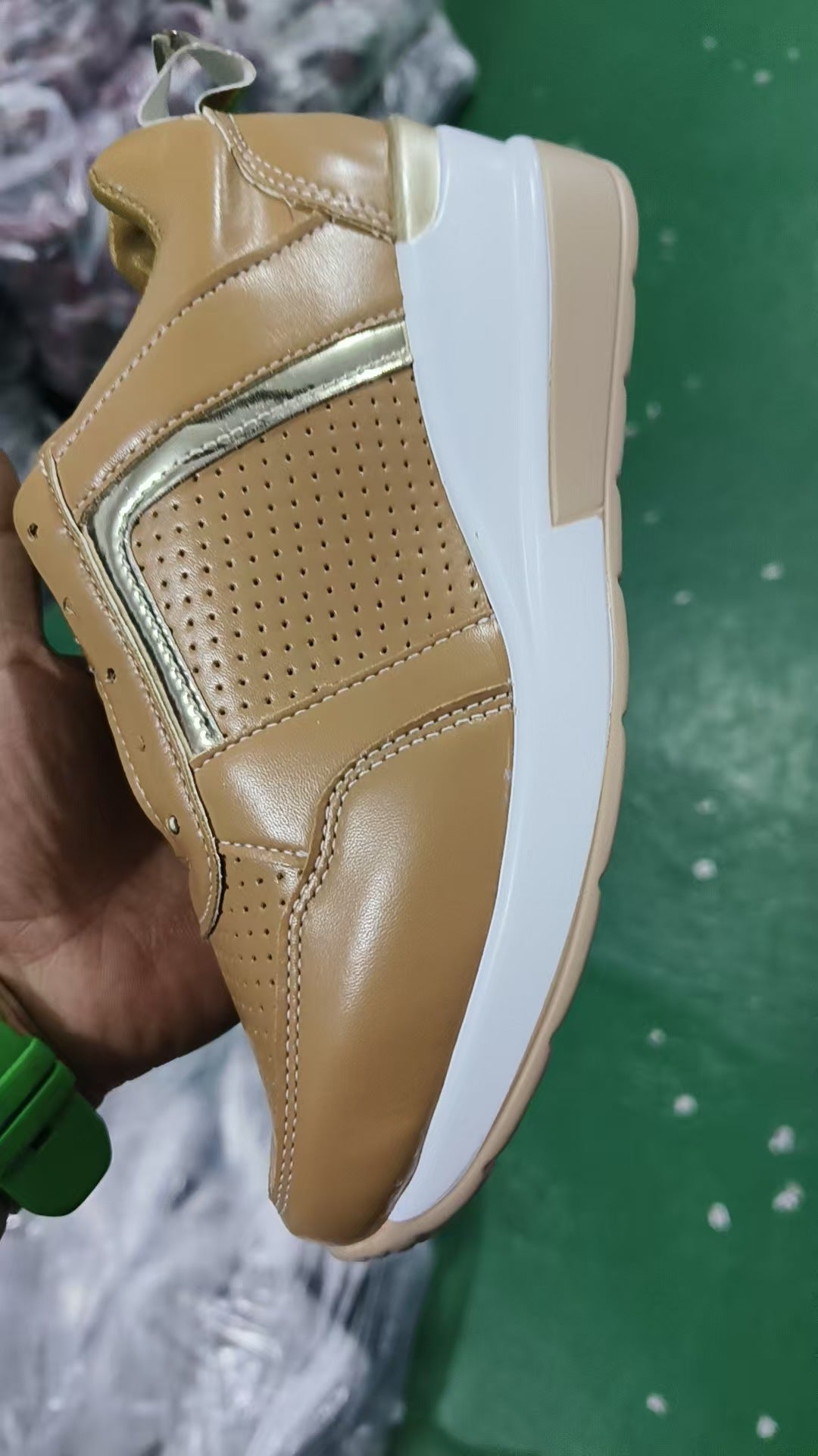 Damen Sportliche Sneakers mit perforierter Oberfläche und modischem Metallic-Detail R&B