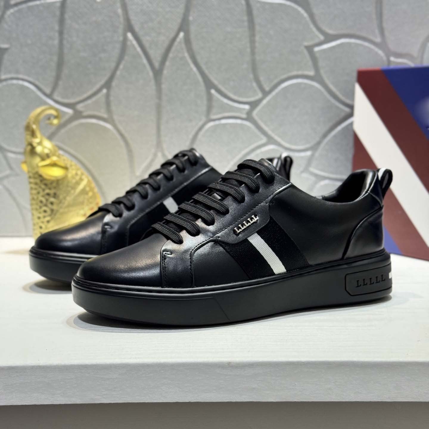 Damen Trendige Ledersneaker mit modischem Textil-Akzent von R&B