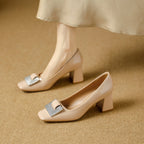 Damen Hochglanz-Pumps mit funkelnder Schmuckapplikation und komfortablem Blockabsatz