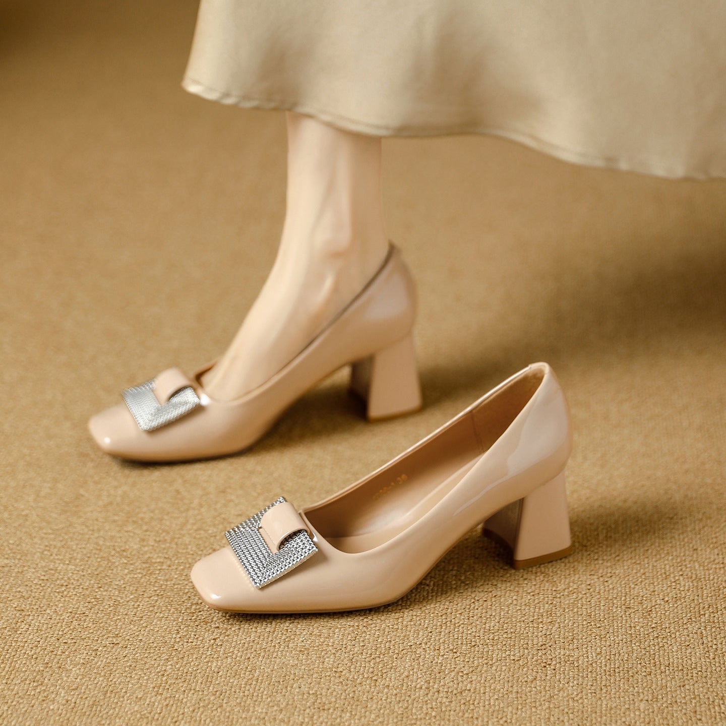 Damen Hochglanz-Pumps mit funkelnder Schmuckapplikation und komfortablem Blockabsatz
