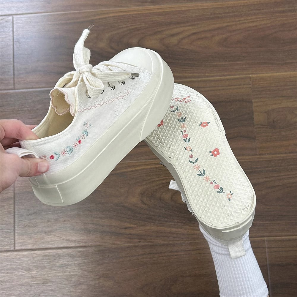Damen Sneakers mit verspielten Applikationen und elastischer Sohle