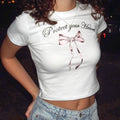 Damen Crop-Top mit kreativem Schleifenmotiv und inspirierendem Schriftzug R&B